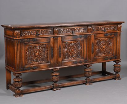 Buffet en bois mouluré et sculpté de sgtyle...