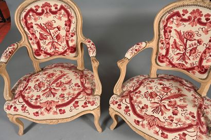 Paire de fauteuils cabriolet dans le style...