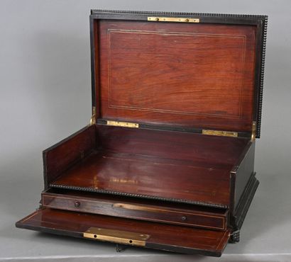 Grand coffret en palissandre, acajou et bois...