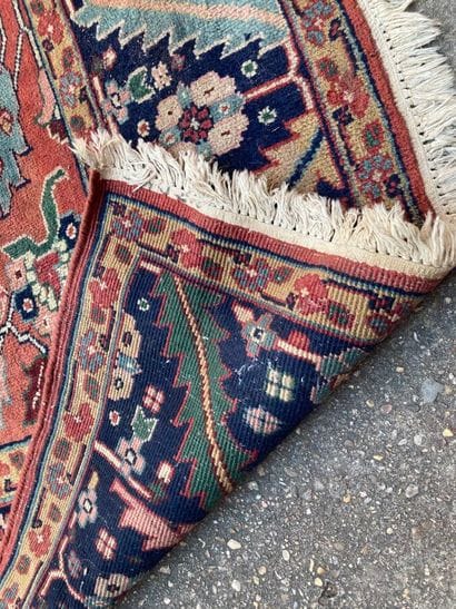 IRAN, Tapis à motifs stylisés sur fond orange,...