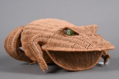Grenouille en osier tressé, des billes formant...