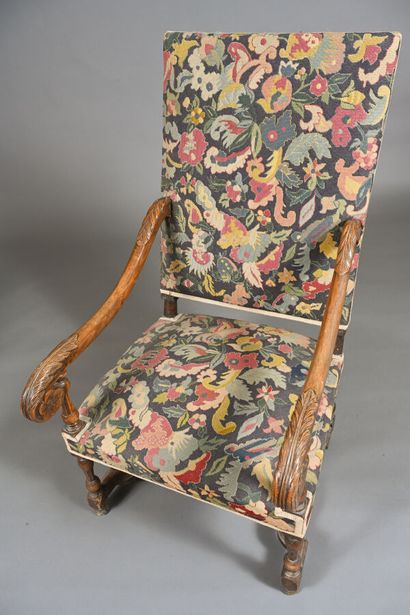 Fauteuil à haut dossier en bois mouluré et...