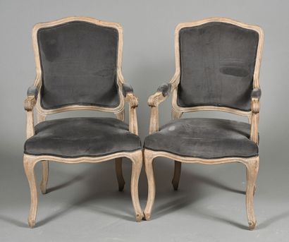 Paire de fauteuils en bois mouluré, sculpté...