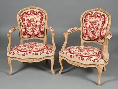 Paire de fauteuils cabriolet dans le style...