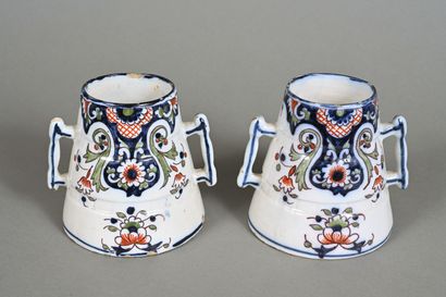 Paire de pots en faïence émaillée polychrome...