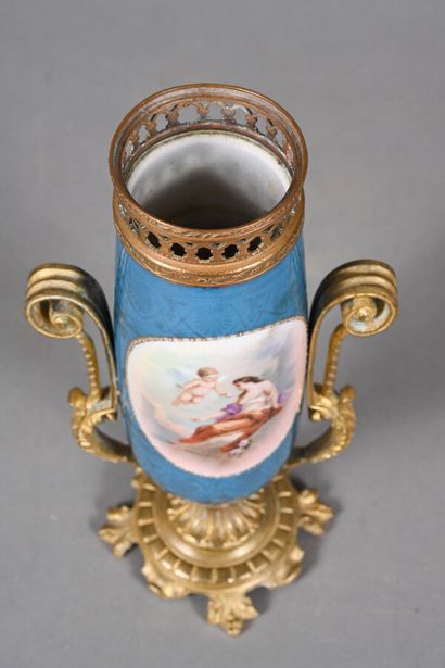 SÈVRES, Dans le goût
Vase de forme rouleau...