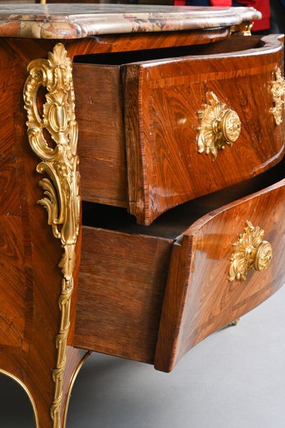 Commode à la Régence galbée sur trois côtés...