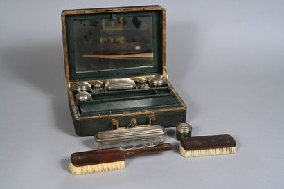 Nécessaire de voyage présenté dans un coffret...