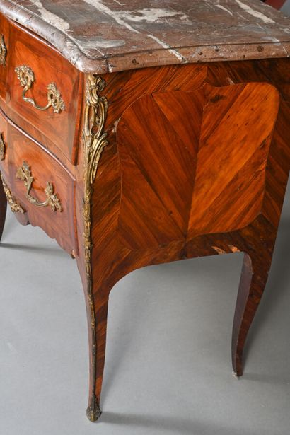Petite commode sauteuse d'entre-deux en placage...