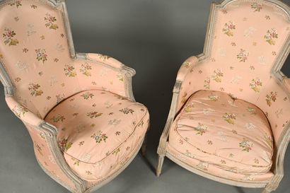 Paire de bergères cabriolet Louis XVI, dont...