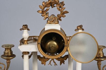 Garniture de cheminée dans le style Louis...