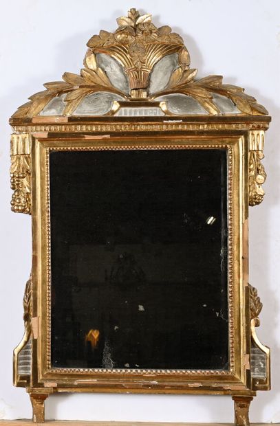 Miroir dans le style Louis XVI en bois sculpté...