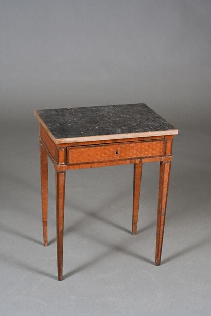 Petite table d'appoint dans le style Louis...
