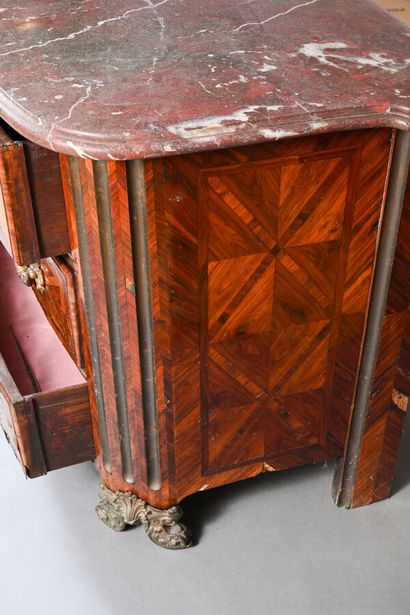 Commode en placage de bois de violette dessinant...
