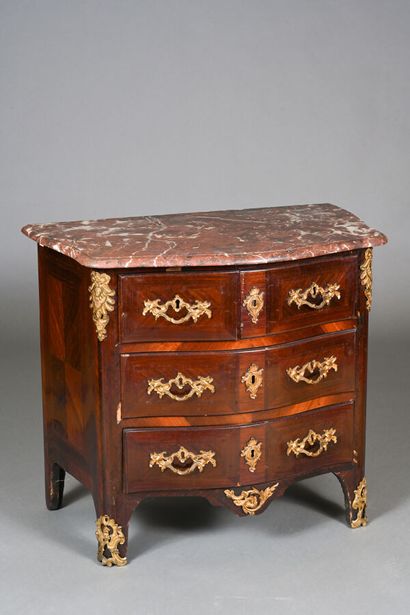 Commode d'entre-deux en placage d'amarante...