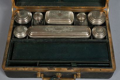 Nécessaire de voyage présenté dans un coffret...