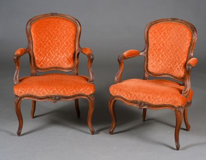Paire de fauteuils cabriolets en noyer mouluré,...