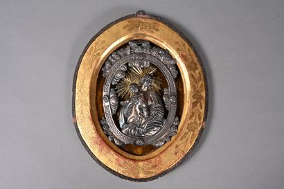 Vierge à l'Enfant en argent repoussé et ciselé...