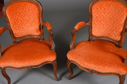 Paire de fauteuils cabriolets en noyer mouluré,...