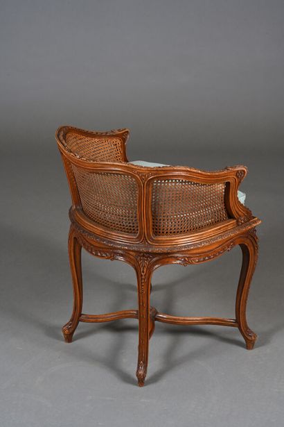 Fauteuil de bureau en noyer mouluré et sculpté...