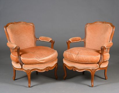 Paire de fauteuils en hêtre patiné, mouluré...