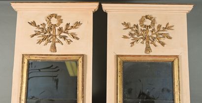 Paire de miroirs de boiserie à entourage...