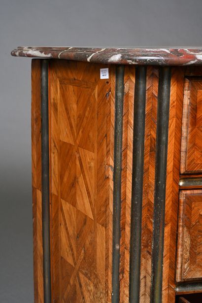 Commode en placage de bois de violette dessinant...