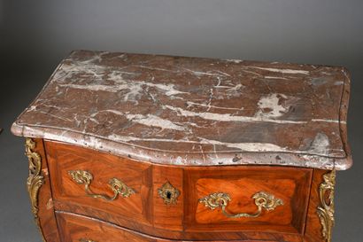 Petite commode sauteuse d'entre-deux en placage...