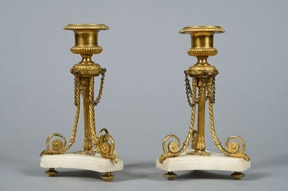 Paire de bougeoirs dans le style Louis XVI...