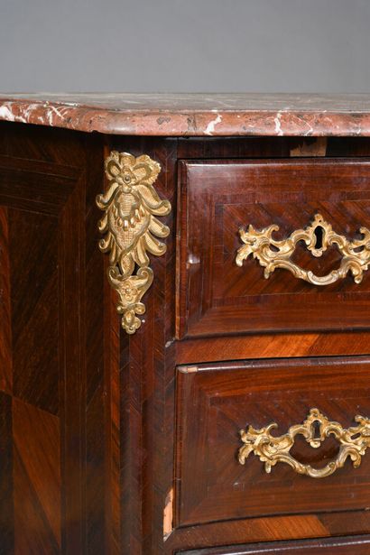 Commode d'entre-deux en placage d'amarante...