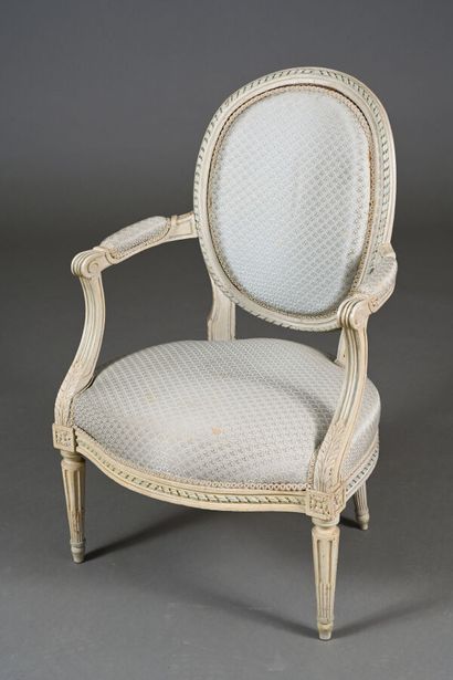 Fauteuil cabriolet en hêtre mouluré et repeint,...