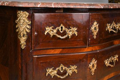 Commode d'entre-deux en placage d'amarante...