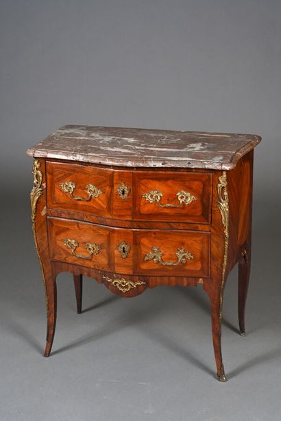 Petite commode sauteuse d'entre-deux en placage...