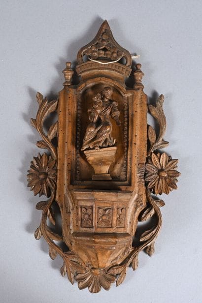 Bénitier en bois sculpté figurant une Vierge...