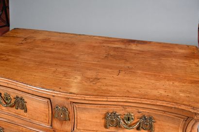 Commode tombeau en merisier mouluré, ouvre...