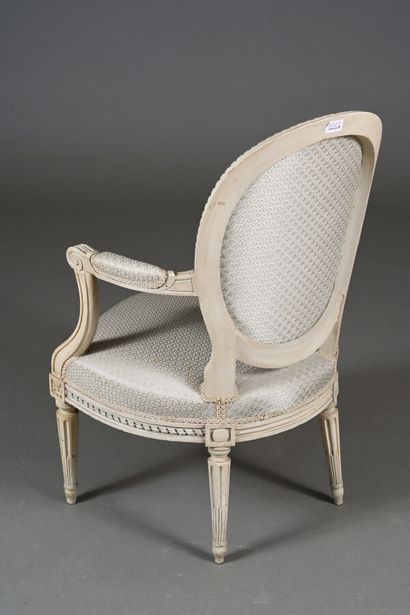 Fauteuil cabriolet en hêtre mouluré et repeint,...