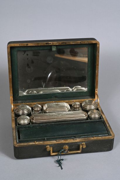 Nécessaire de voyage présenté dans un coffret...