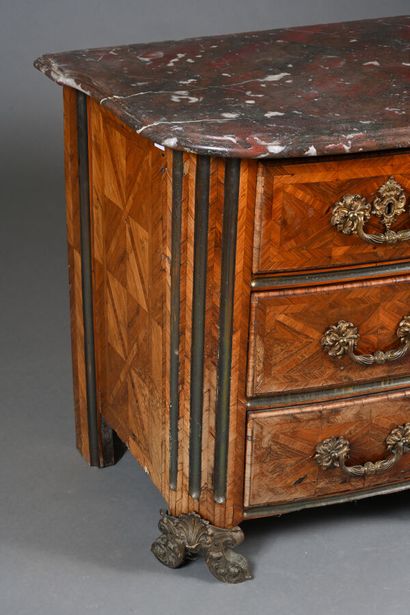 Commode en placage de bois de violette dessinant...