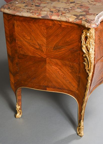 Commode à la Régence galbée sur trois côtés...