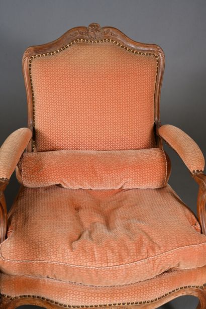 Paire de fauteuils à la Reine en hêtre mouluré,...