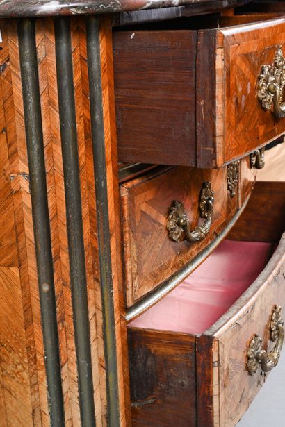 Commode en placage de bois de violette dessinant...