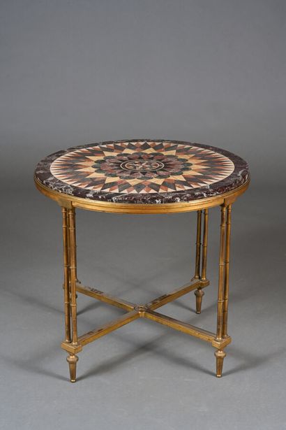 Guéridon circulaire dans le style Louis XVI...