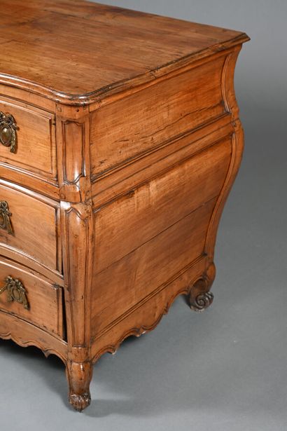 Commode tombeau en merisier mouluré, ouvre...