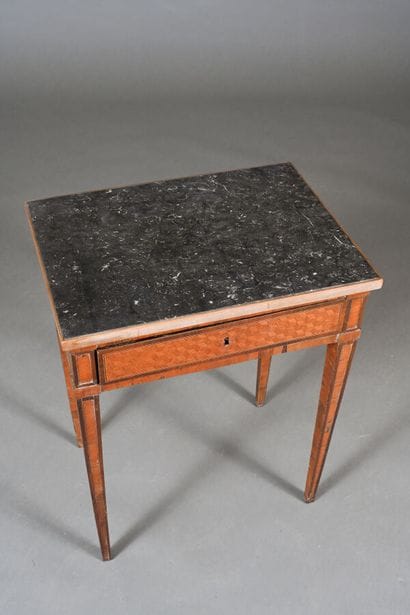 Petite table d'appoint dans le style Louis...