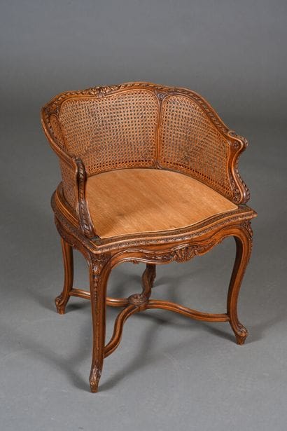 Fauteuil de bureau en noyer mouluré et sculpté...