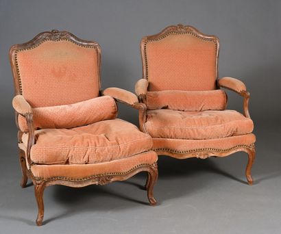 Paire de fauteuils à la Reine en hêtre mouluré,...