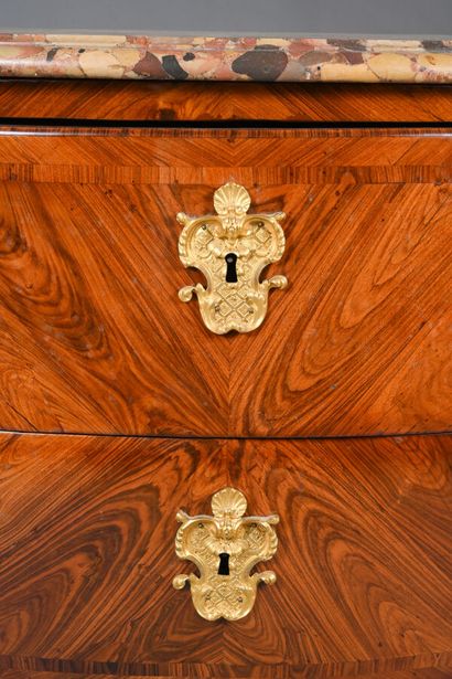 Commode à la Régence galbée sur trois côtés...