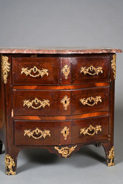 Commode d'entre-deux en placage d'amarante...
