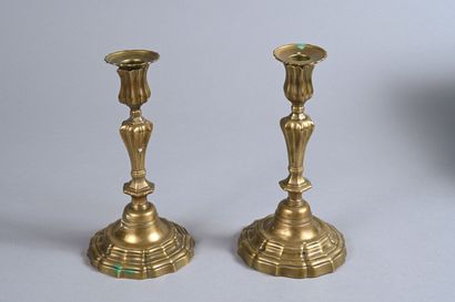 Deux bougeoirs en laiton, le fût balustre...