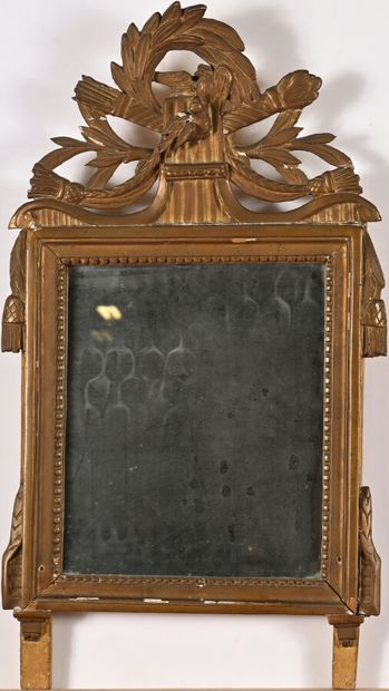 Miroir en bois sculpté et redoré, encadrement...
